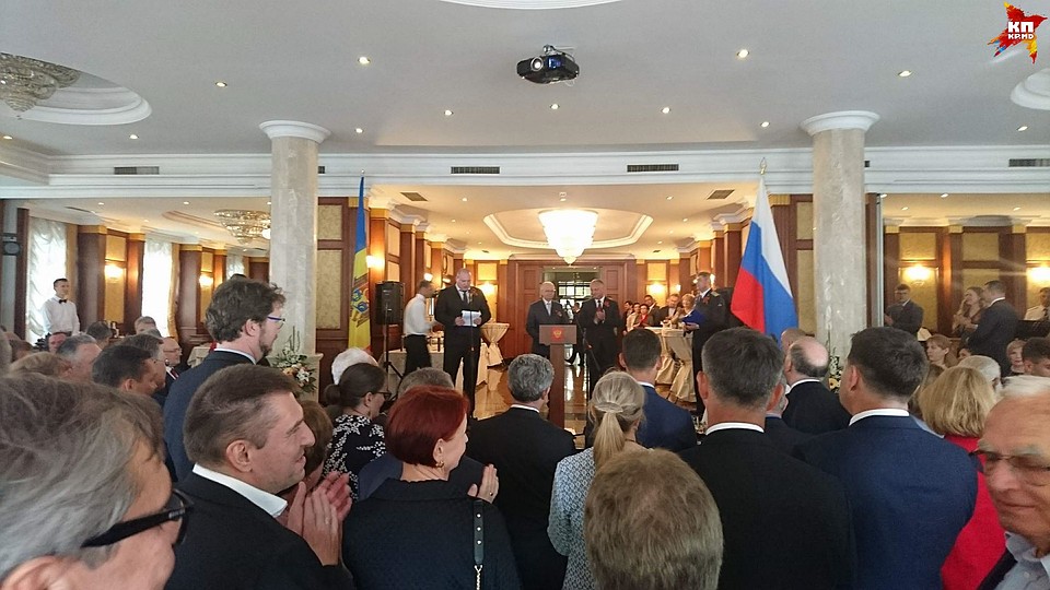 На торжественном приеме в российском посольстве.