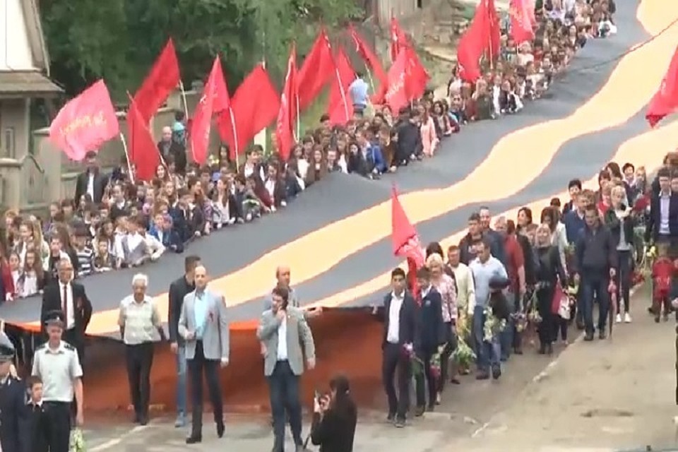 В Тараклии развернули рекордную Георгиевскую ленту (Фото: скрин с видео).