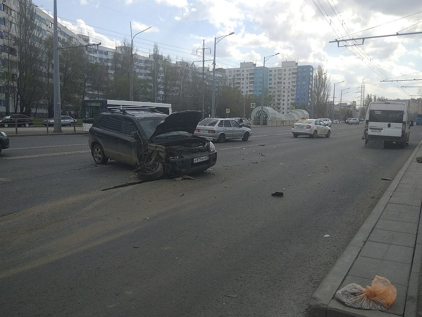 В результате аварии у одной из машин оторвалось колесо