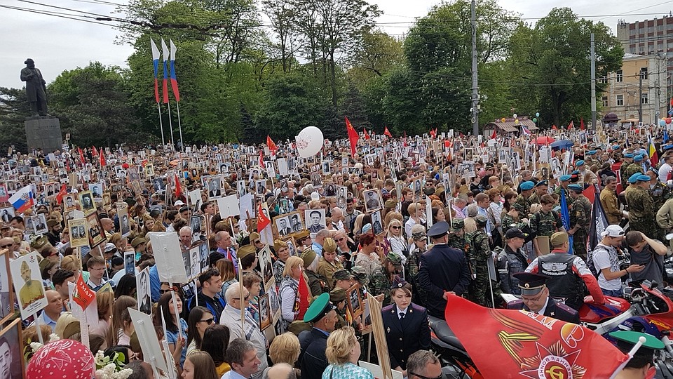 В Бессмертном полку в строй встали больше ста тысяч человек.
