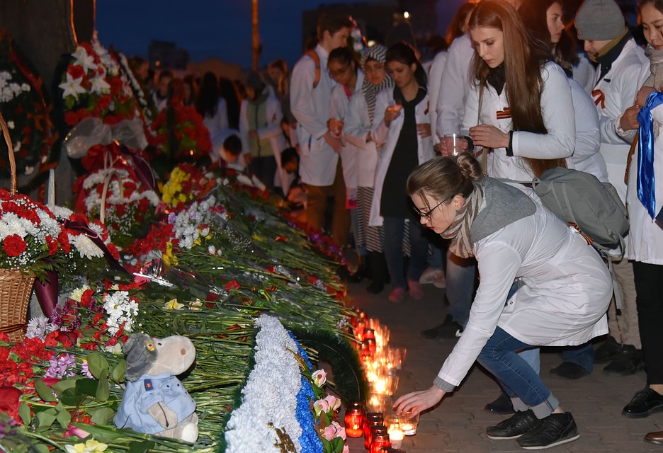 Алтайские медики с зажженными свечами прошли «Дорогой милосердия»