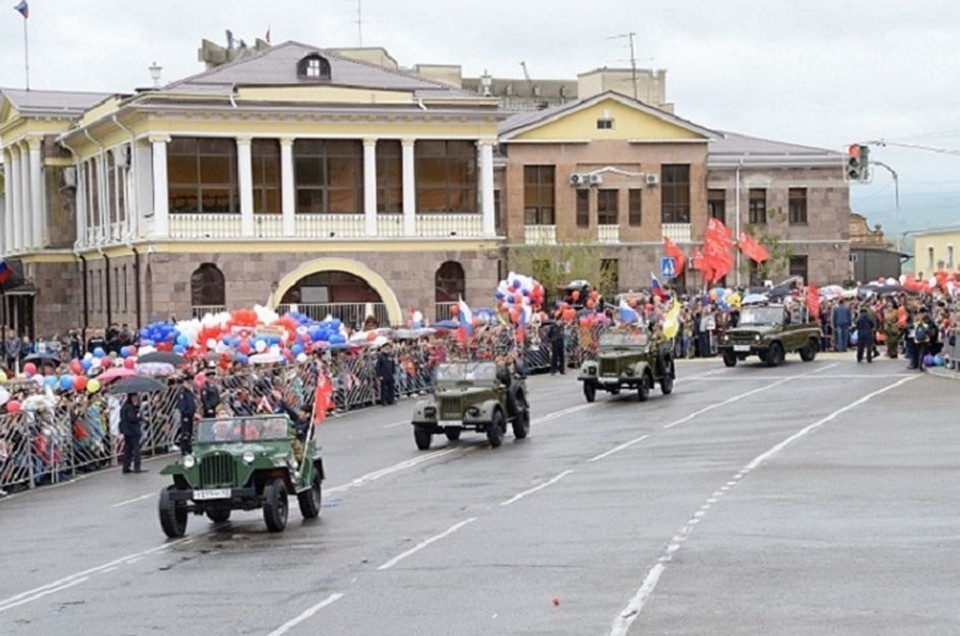 «Победной» дорогой по главной улице города проехали БТР и ретро-машины.