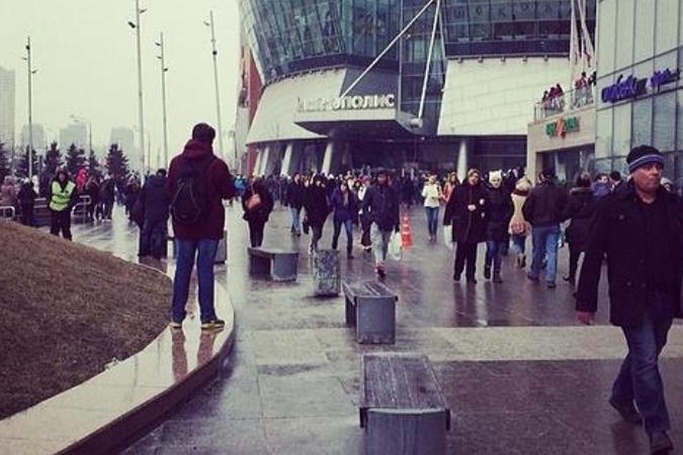 В Москве эвакуируют людей из ТЦ "Метрополис"