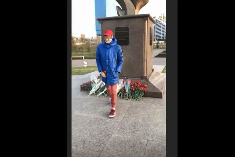 «Как пахнут деды?»: парень украл для подруги гвоздику с памятника героям войны. Фото, видео: соцсети.