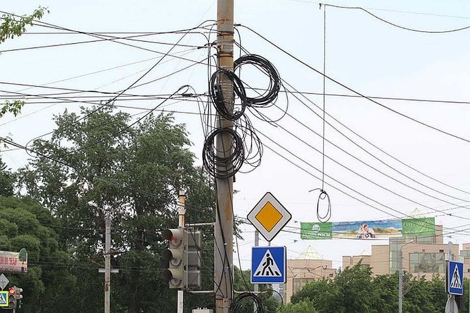 Над головами горожан срежут лишние провода.