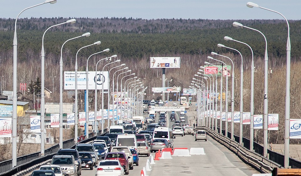 На Камском мосту стало тесно.