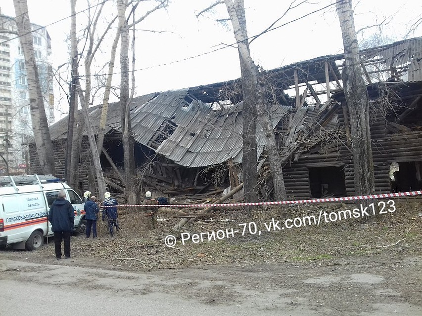 В Томске рухнул расселенный дом. Фото: vk.com/tomsk123