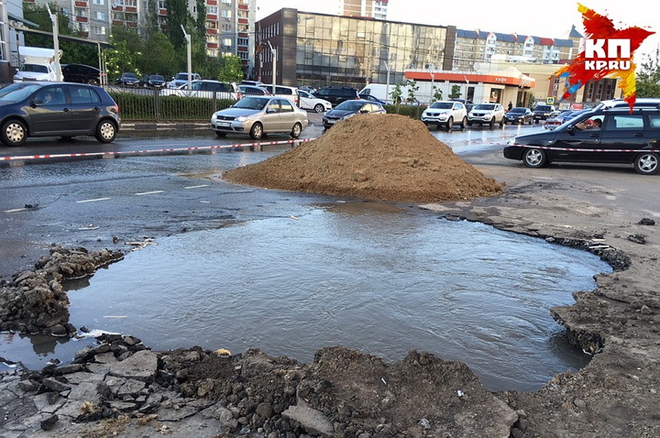 "Море" на Владимира Невского, 48. Вода течет к Московскому проспекту уже несколько дней.