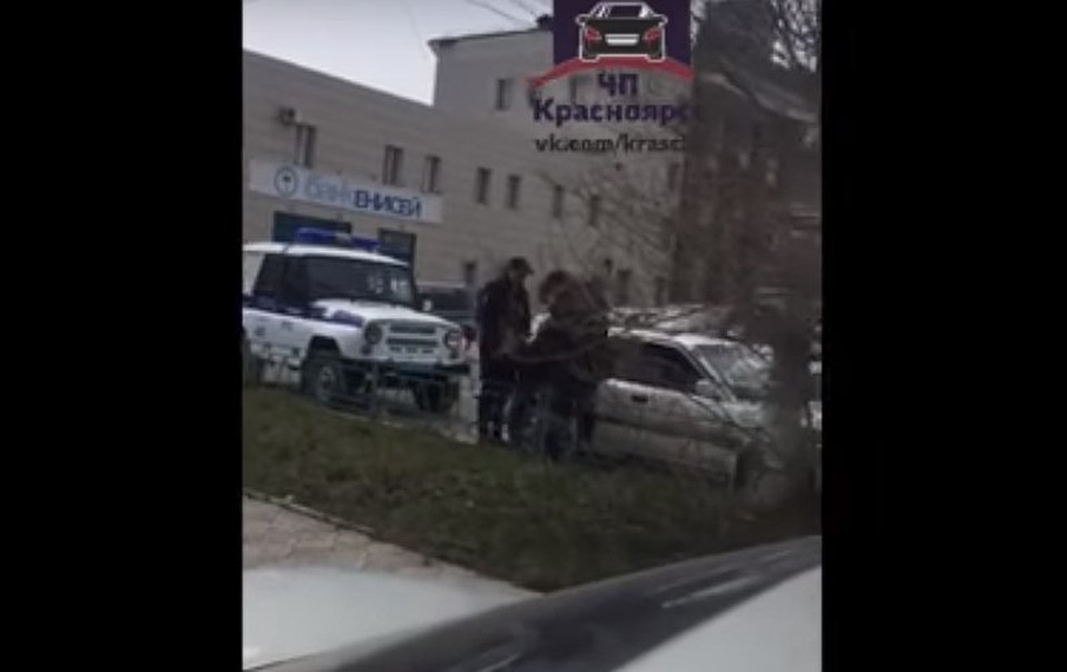 Видео прерывается, дальше съемка происходит издалека, на фоне полицейского УАЗика. Полицию, видимо, вызвали те же очевидцы. Фото: стопкадр