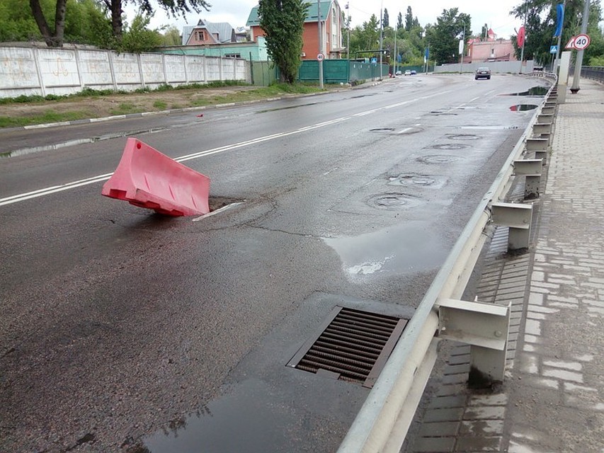 Такую яму на четырехполосной дороге объехать непросто.