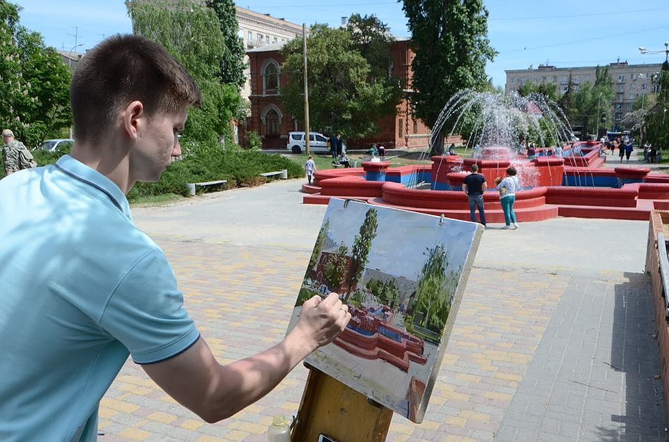 Горожане могли наблюдать за процессом создания картин.