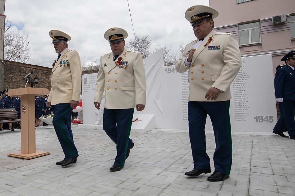 Александр Кондратьев (в центре) возглавил прокуратуру Челябинской области в 2015 году.