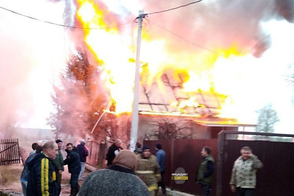 Дачный дом полыхал так сильно, что огонь перекинулся на соседние участки. Фото со страницы vk.com/incident_nsk