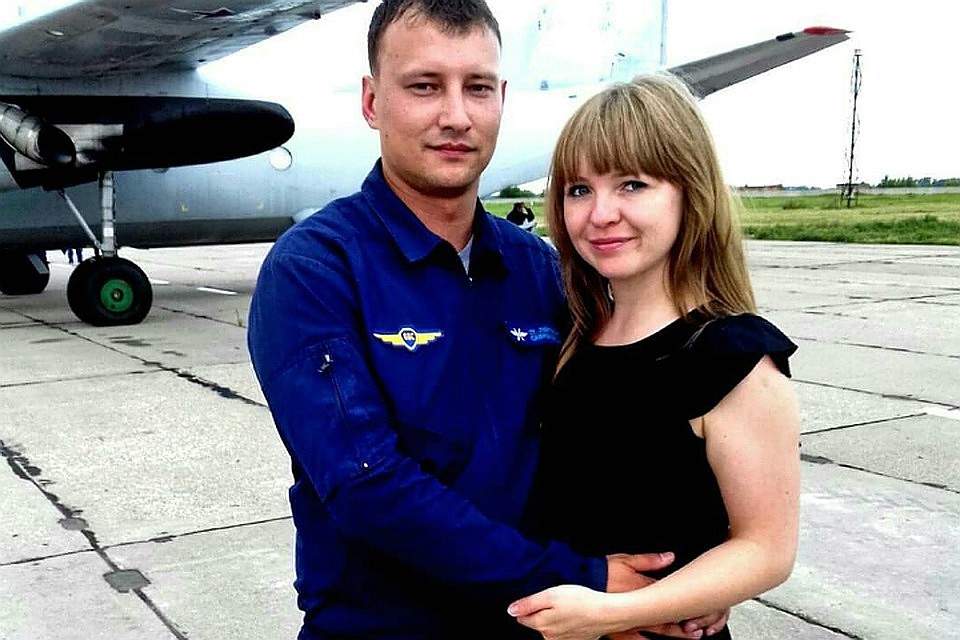 Старший лейтенант Денис Сафронов и его жена Марина