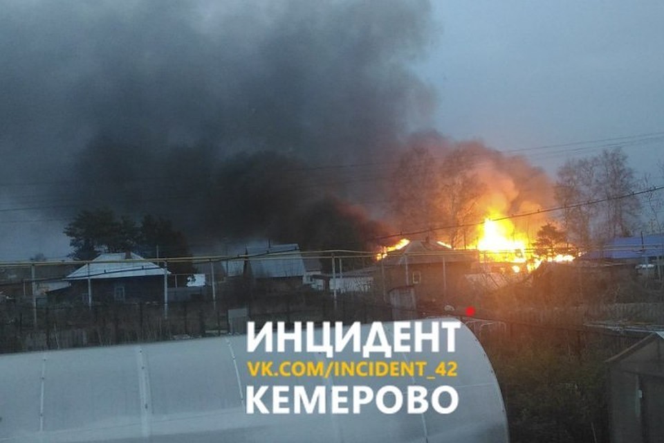 В поселке Металлплощадка сгорели два жилых дома Фото: "Инцидент Кемерово" / "ВКонтакте"