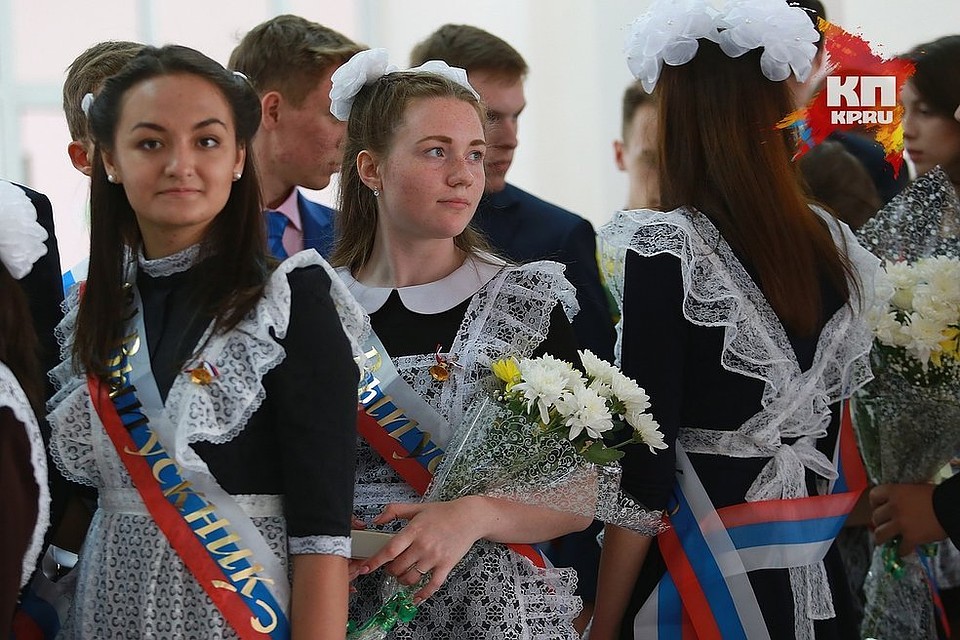 В этом году школу заканчивают почти 15 000 ребят. Также торжественные линейки пройдут и у девятиклассников, их в этом году в регионе более 28 000.