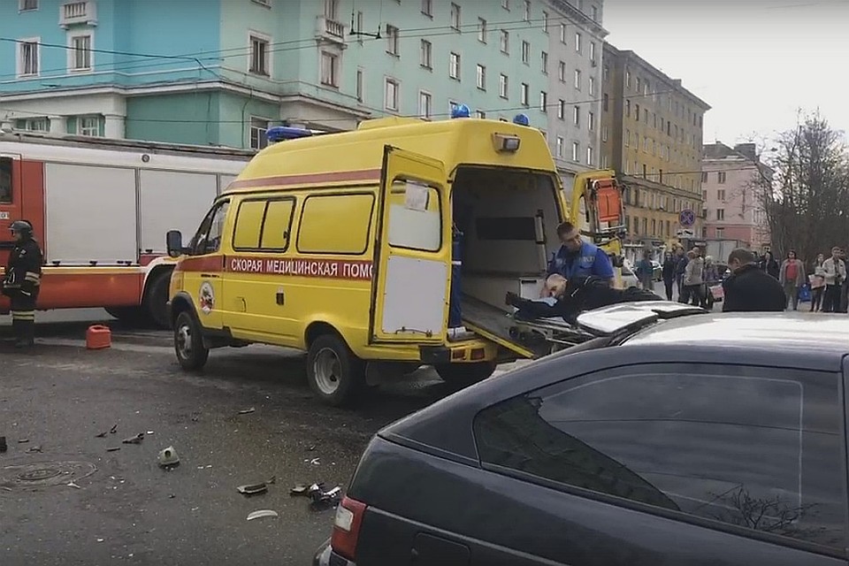 Водитель легковушки в свою очередь не пострадал, в больницу забрали только байкера. Фото: vk.com/murmanskgroup