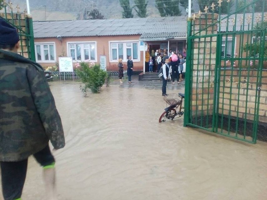 Затопленный двор школы.