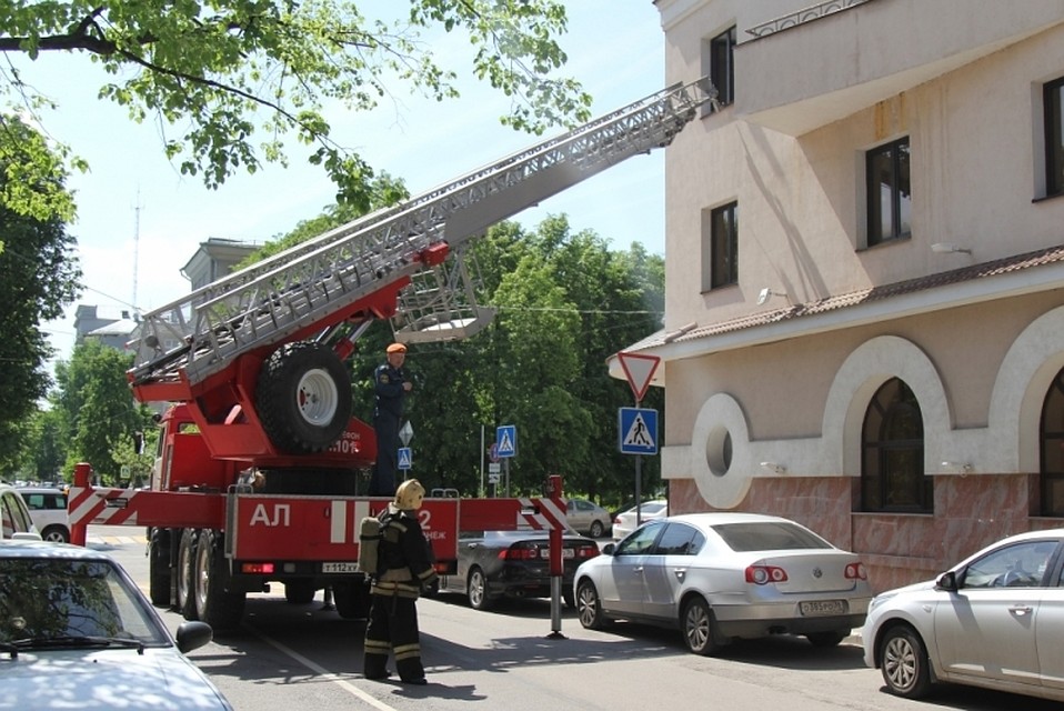 Спасатели тренировались залезать в гостиницу по пожарной лестнице...