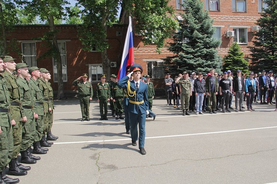600 призывников со всего Краснодарского края отправились топтать сапоги в армию.