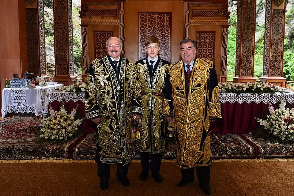 Фото с сайта president.tj Александр и Николай Лукашенко сфотографировались в таджикских халатах, расшитых золотыми нитками