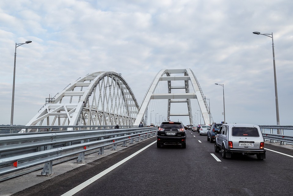 На мосту автомобилей днем больше, чем ночью.