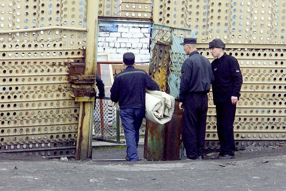 В Мурманской области побег заключенного оказался недолгим. Вскоре мужчину задержали за пару десятков километров от мурмашинской колонии ИК-18.