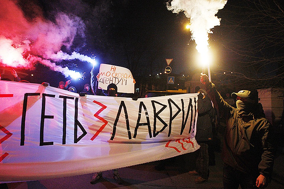 Представители националистической организации "С14" заблокировали въезд в Киево-Печерскую лавру