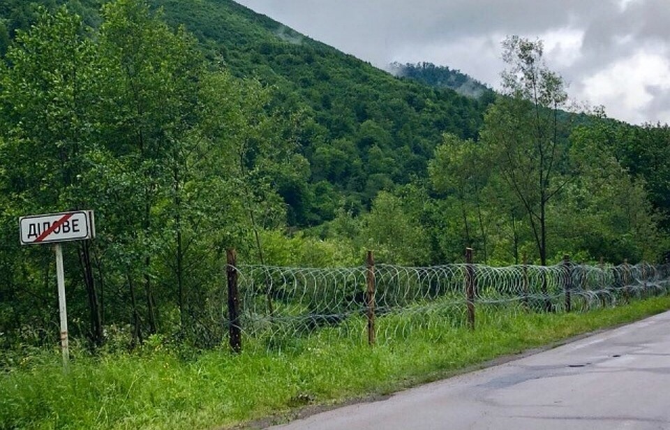 Колючая проволока контрабандистов не остановит, но немного задержит, чего и хотят пограничники. Фото: mukachevo.net