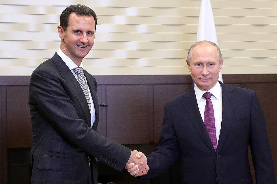 Президент Сирии Башар Асад и президент РФ Владимир Путин во время встречи в резиденции "Бочаров ручей", ноябрь 2017 года. Михаил Климентьев/пресс-служба президента РФ/ТАСС
