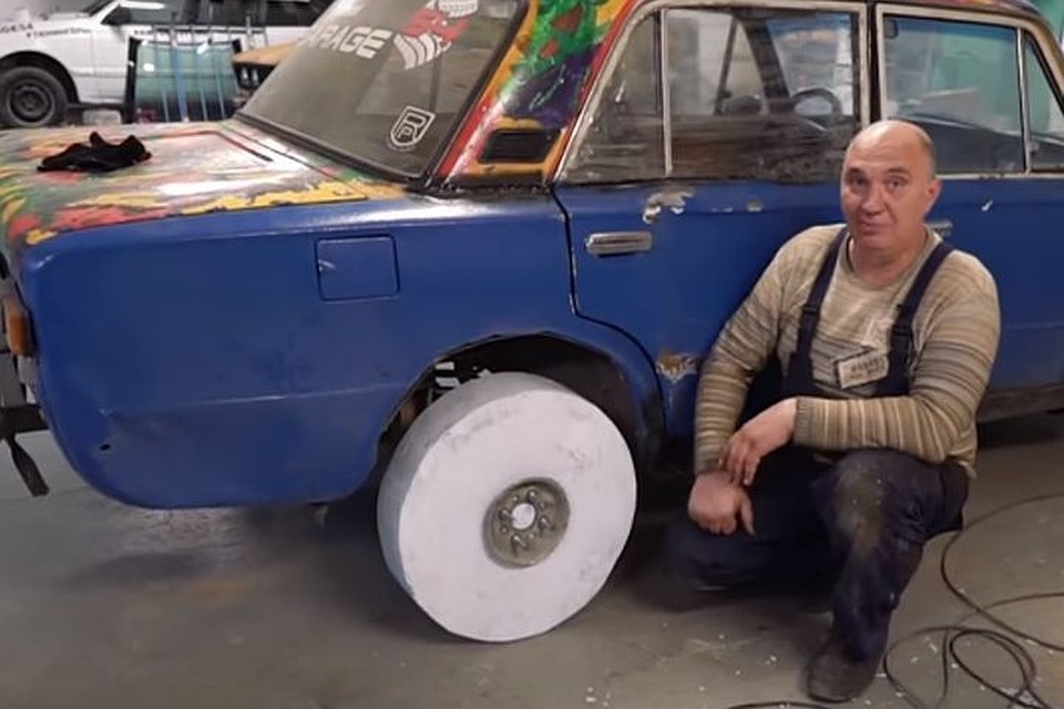 Склеееное из бумаги колесо сохло больше двух недель. Фото: Гараж 54/https://www.youtube.com/channel/UCBByzLy3MGJT8UMVLYLScNg