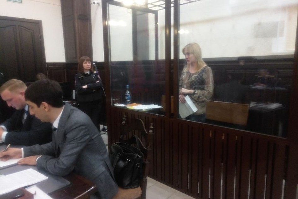 Во время слов мужа о 12-летней дочери Юлия Богданова расплакалась