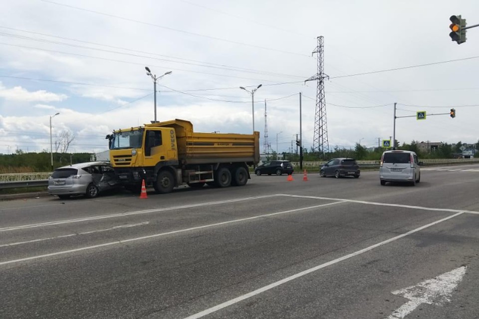 ДТП с самосвалом в Северном районе Хабаровска: девушка госпитализирована. ФОТО: пропаганда ГИБДД по Хабаровску.