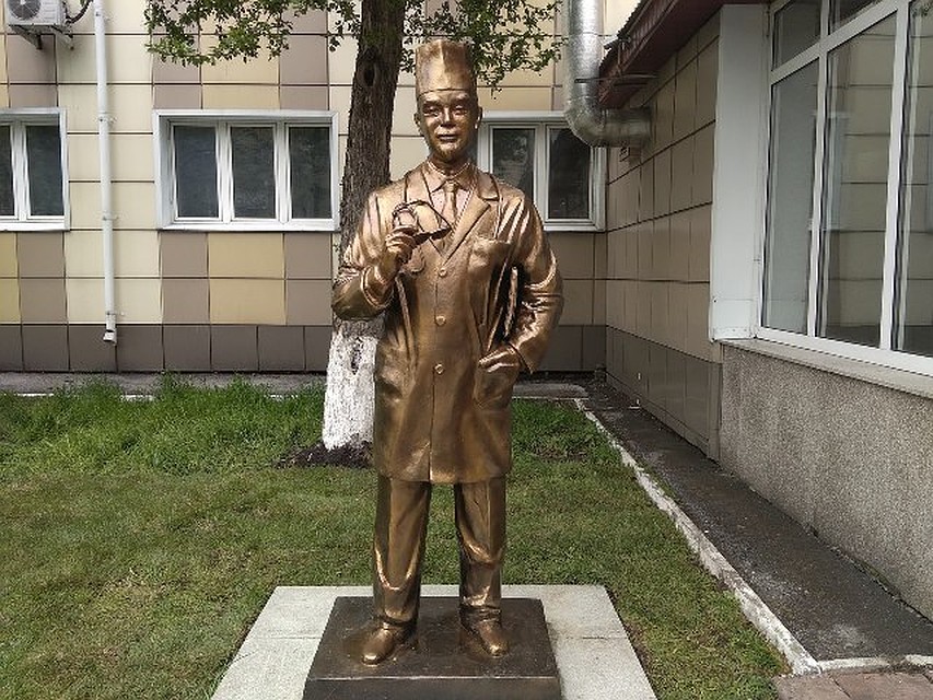 В Новокузнецке установили памятник врачу