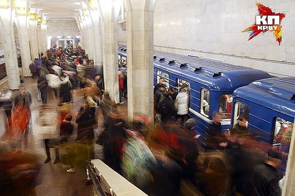Спускаться на рельсы метро запрещено - там проходит контактный рельс под высоким напряжением.