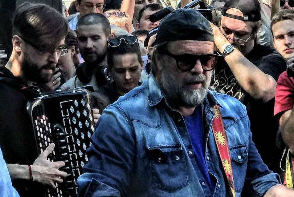 Борис Гребенщиков и "Аквариум" на Невском. Фото: Анастасия Кедровская
