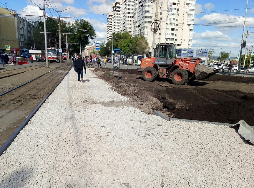 на дорожку уже уложили щебень