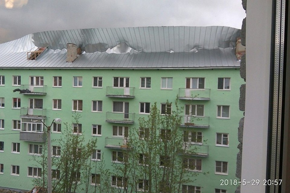 В Мурманской области крыша едва не улетела из-за отсутствия конька. На данном этапе работ было еще рано прибивать конек. Однако ветер ждать не стал и похулиганил, в свое удовольствие, с железными листами. Фото: vk.com/zapvertikal