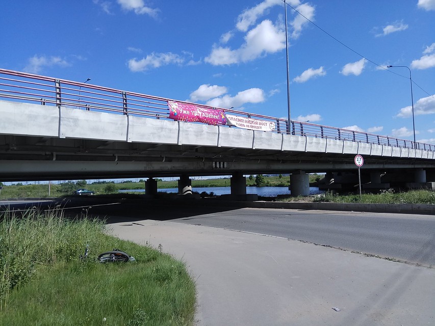 Фото: твиттер-канал "Моста глупости"