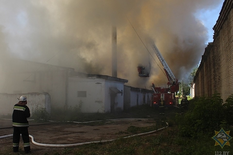 Фото с сайта МЧС Здание бывшей воинской части в Гродно тушили 13 подразделений МЧС