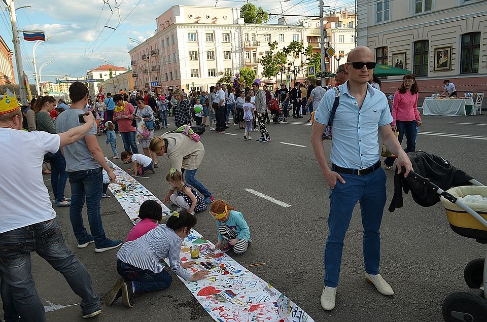 Горожане гуляют по ставшей в День города пешеходной Советской в Тамбове 12 июня 2017 года