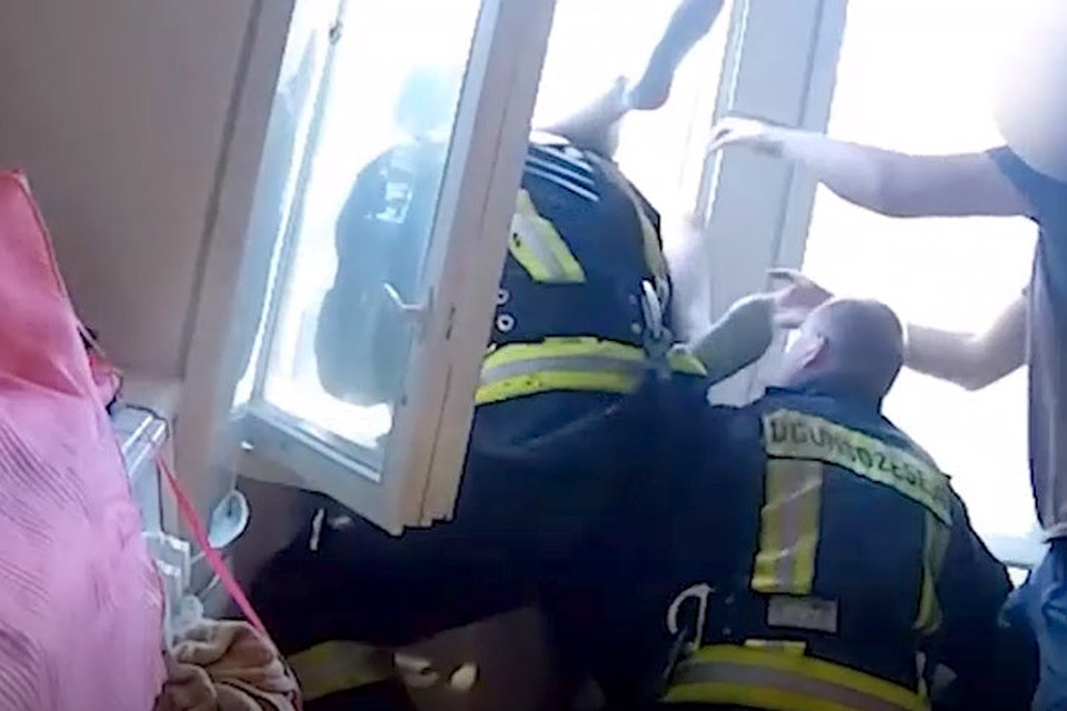 Пожарным чудом удалось поймать падающего человека. Фото: скриншот видео