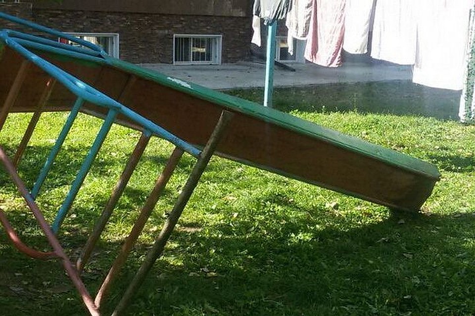 Та самая злополучная горка, упавшая на ребенка. Фото: Ирина ШАБАТЬКО / berdsk-online.ru.