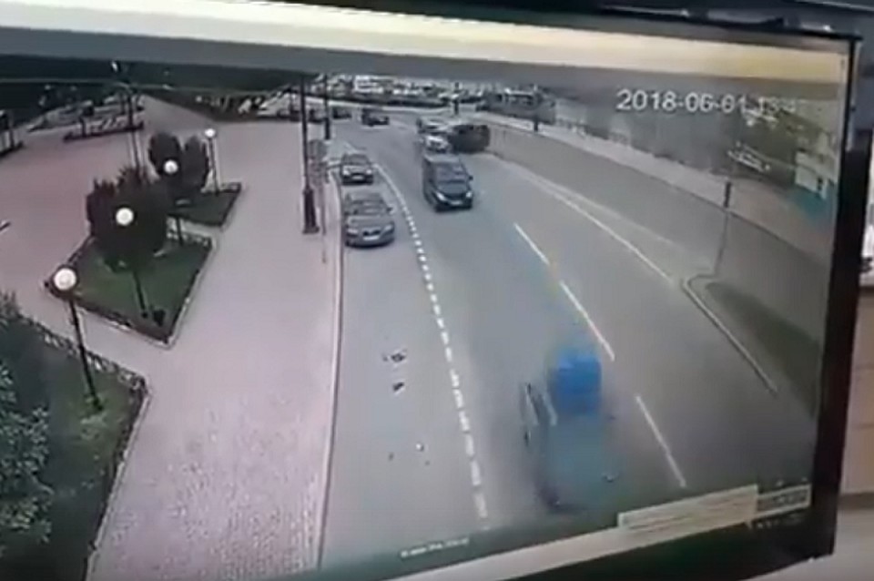 В Сети появилось видео жуткого ДТП у Моста влюбленных в Тюмени