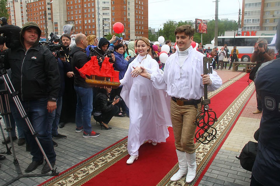 Персонажи спектаклей шли к театру по красной ковровой дорожке