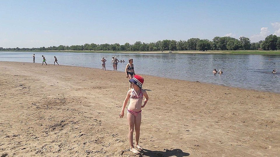 На пляже в Волжском установили новые горки и качели для детей, а для машин сделали парковки.
