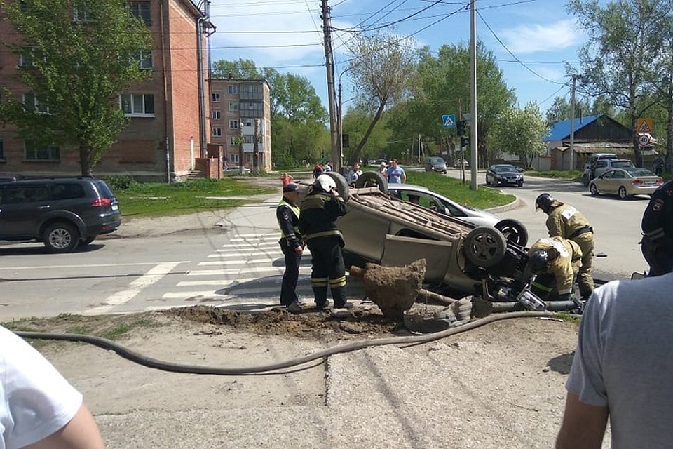 Вызволяли водителя из машины спасатели. Фото: группа "АвтоБердск"