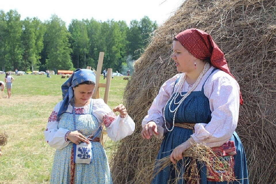 Кукол "кукушек" учатся делать гости Пушкинского праздника поэзии.