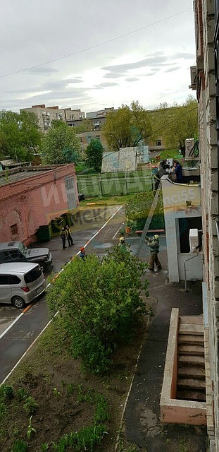 Малышку доставали спасатели.