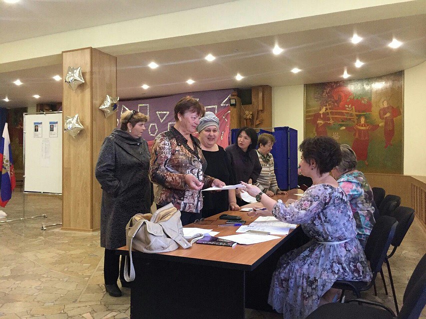 Саратовцы приходят на счетные участки вместе с семьями